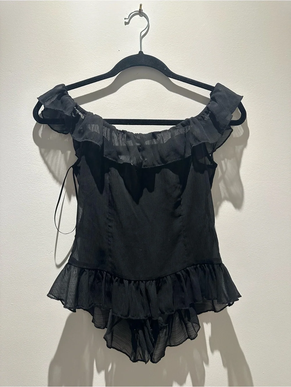 Timeless Ruffle Top in Onyx
LIONESS - Picture 6 of 6